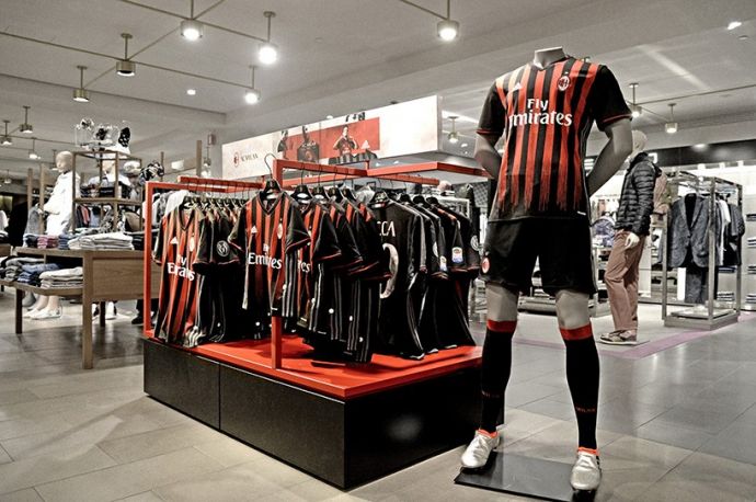 «Adidas» досрочно разорвет контракт с «Миланом»